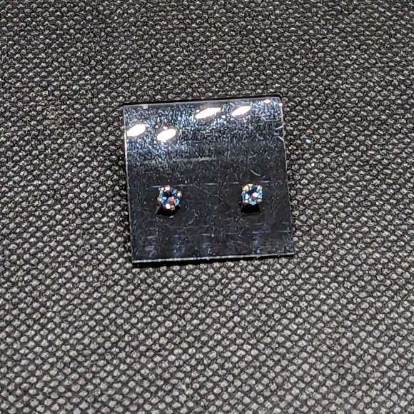 Tiny tanzanite studs - Picture 2 of 4